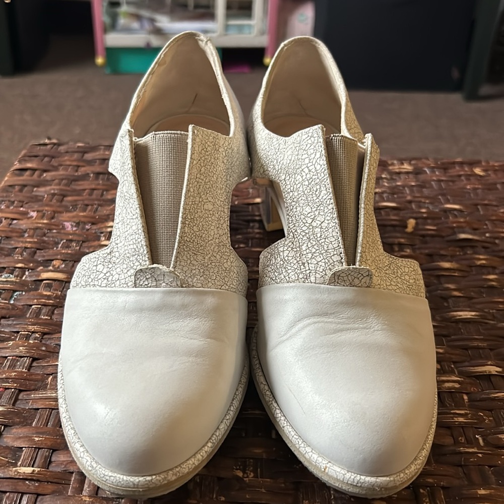 Audley London Women's Cream Leather Slip
On Block Heel Almond Toe Shoe.Size:39/8